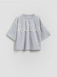 T-shirt z koronkowym wykończeniem - jasnoszary. Szare koszulki dziewczęce Reserved, bez wzorów, z bawełny, bez ramiączek. Za 45.99 zł.