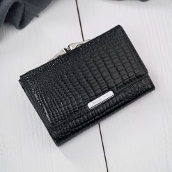 Portfel damski skórzany lakierowany mały czarny croco z RFID SP-27-CBL. Czarne portfele damskie bez wzorów, z lakierowanej skóry. Za 99.00 zł.