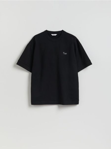 T-shirt boxy z nadrukiem - czarny. Czarne t-shirty męskie Reserved, l, bez wzorów, z bawełny, bez kołnierzyka. Za 89.99 zł.