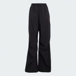 Płócienne spodnie City Tech Parachute. Czarne spodnie materiałowe damskie Adidas, bez wzorów, z elastanu, z podwyższonym stanem. Za 259.00 zł.