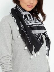 MENTHE À L'O Szal w kolorze czarnym - 140 x 140 cm rozmiar: onesize. Czarne szaliki i kominy damskie MENTHE À L'O, bez wzorów, z materiału. Za 121.80 zł.