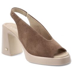 Sandały damskie Karino, cholewka ze skóry naturalnej zamszowej wsuwany fason z paskiem wokół pięty, brązowe, 5544/008-P. Brązowe sandały damskie Karino, bez wzorów, ze skóry, bez obcasa. Za 499.00 zł.