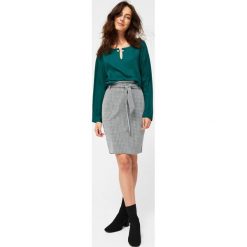 Spódnica mini z paskiem. Białe spódniczki damskie MOODO, xl, bez wzorów, mini. Za 49.99 zł.