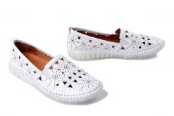MANITU 840073-03 weiss, półbuty damskie. Białe półbuty damskie Manitu, w ażurowe wzory, ze skóry, bez obcasa. Za 223.93 zł.