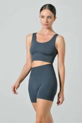 Damski sportowy biustonosz bezszwowy Omm Yoga by Risalti Ilena. Niebieskie biustonosze sportowe damskie OM, bez wzorów, z elastanu. Za 169.99 zł.