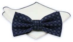 Granatowa Mucha z Białą Poszetką -CHATTIER- Męska, w Drobne Niebieskie Kwiatki, Motyw Florystyczny. Niebieskie krawaty i muchy męskie Chattier, bez wzorów, eleganckie. Za 59.00 zł.