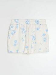 Szorty soft touch z domieszką wiskozy w kwiatowy wzór - wielobarwny. Szorty damskie Sinsay, bez wzorów, z wiskozy. Za 39.99 zł.
