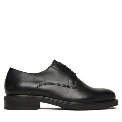 Oxfordy Vagabond Shoemakers. Czarne półbuty damskie Vagabond Shoemakers, bez wzorów, bez obcasa. Za 519.99 zł.