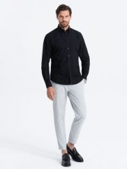 Klasyczna bawełniana koszula męska typu Oxford REGULAR – czarna V3 - Rozmiar: M. Czarne koszule męskie Ombre Clothing, l, bez wzorów, z bawełny, bez kołnierzyka, bez ramiączek. W wyprzedaży za 49.99 zł.