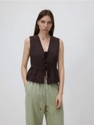 Spodnie z wiskozą - jasnozielony. Zielone spodnie materiałowe damskie Reserved, bez wzorów, z tkaniny. Za 99.99 zł.