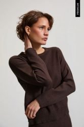 Gładki sweter brązowy. Brązowe swetry klasyczne damskie MOODO, l, z poliamidu, bez kołnierzyka. Za 139.99 zł.