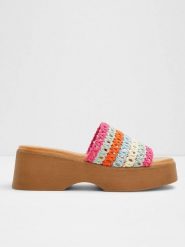 Aldo Klapki ze wzorem rozmiar: 40. Klapki damskie Aldo, bez wzorów, bez obcasa, na koturnie. Za 130.99 zł.