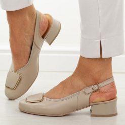 Beżowe skórzane Polskie czółenka damskie Góral 2102. Brązowe czółenka damskie Góral, z aplikacjami, z materiału, z okrągłym noskiem, bez obcasa, na obcasie. W wyprzedaży za 377.10 zł.