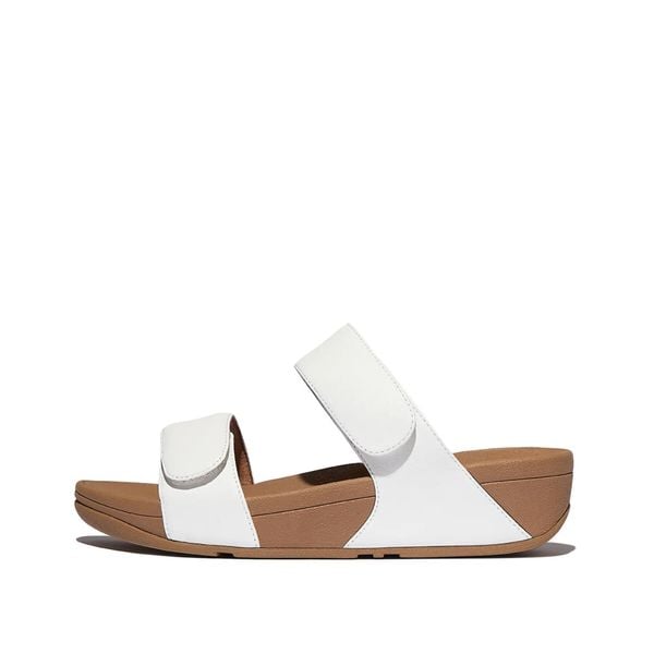 Kobiece skórzane sandały na koturnie z regulacją FitFlop Lulu. Białe sandały damskie FIT FLOP, bez wzorów, z materiału, bez obcasa, na koturnie. Za 493.50 zł.