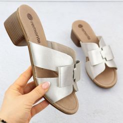 Skórzane klapki damskie na klocku złote Remonte R8759-90. Żółte klapki damskie Remonte, bez wzorów, ze skóry ekologicznej, bez obcasa. Za 349.99 zł.