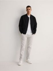 Kurtka bomberka - czarny. Czarne kurtki męskie Reserved, l, bez wzorów, z tkaniny, bez kaptura. W wyprzedaży za 59.99 zł.