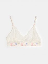 Koronkowy miękki biustonosz z motywem kwiatowym - kremowy. Białe biustonosze Sinsay, bez wzorów, z koronki. Za 19.99 zł.