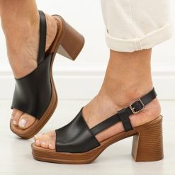 Czarne sandały damskie na słupku Potocki 54324. Czarne sandały damskie POTOCKI, bez wzorów, z materiału, bez obcasa, na platformie. Za 169.00 zł.