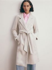 Płaszcz z wiązaniem - kremowy. Białe płaszcze damskie Reserved, l, bez wzorów, z tkaniny, klasyczne. W wyprzedaży za 69.99 zł.