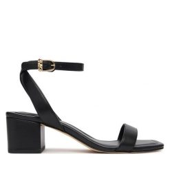 Sandały MICHAEL Michael Kors. Czarne kozaki damskie MICHAEL Michael Kors, bez wzorów, bez obcasa, na słupku. Za 529.99 zł.