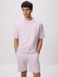 Bawełniany t-shirt boxy - lawendowy. Fioletowe t-shirty męskie Reserved, l, bez wzorów, z bawełny, bez kołnierzyka. W wyprzedaży za 55.99 zł.