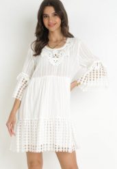 Biała Bawełniana Sukienka Mini z Koronkowymi Wstawkami i Chwostami Skie. Białe sukienki damskie Born2be, na imprezę, na wiosnę, s, bez wzorów, z bawełny, bez kołnierzyka, bez ramiączek, mini. Za 89.99 zł.