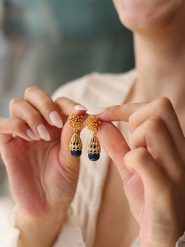 L'Atelier de Gaia Pozłacane kolczyki z lapis lazuli i cyrkoniami rozmiar: onesize. Niebieskie kolczyki damskie L'Atelier de Gaia, z cyrkonią, pozłacane. Za 60.99 zł.