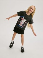 Bawełniany t-shirt z nadrukiem - czarny. Czarne koszulki dziewczęce Reserved, bez wzorów, z bawełny, bez ramiączek. W wyprzedaży za 25.99 zł.