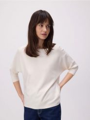 Gładki sweter z wiskozą - kremowy. Białe swetry klasyczne damskie Reserved, l, z dzianiny, bez kołnierzyka. W wyprzedaży za 39.99 zł.