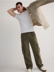 Jeansy cargo - zielony. Zielone jeansy męskie Reserved. W wyprzedaży za 59.99 zł.
