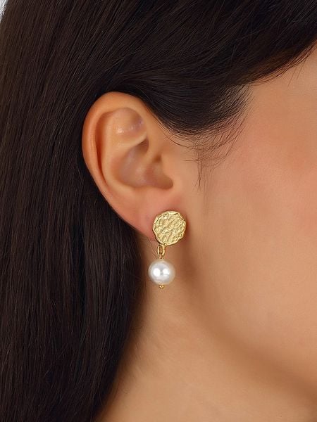 Luja Bijoux Pozłacane kolczyki-wkrętki z perłami syntetycznymi rozmiar: onesize. Żółte kolczyki damskie Luja Bijoux, z perłą, pozłacane. Za 65.69 zł.