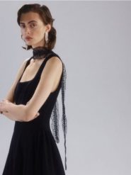 Wąski szal - czarny. Czarne szaliki i kominy damskie Reserved, bez wzorów. W wyprzedaży za 27.99 zł.