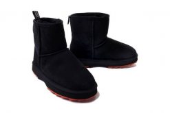 EMU AUSTRALIA Sharky Mini W12434 black/crimson, botki damskie. Czarne botki damskie Emu Australia, na zimę, z gumy, bez obcasa, bez zapięcia. Za 789.90 zł.