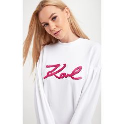Sukienka dresowa KARL LAGERFELD. Sukienki damskie Karl Lagerfeld, l, bez wzorów, z dresówki, bez kołnierzyka, bez ramiączek. W wyprzedaży za 593.07 zł.