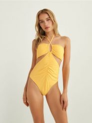 Jednoczęściowy kostium kąpielowy - jasnopomarańczowy. Brązowe stroje jednoczęściowe damskie Reserved, bez wzorów. W wyprzedaży za 59.99 zł.