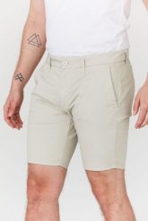 GUESS Beżowe szorty męskie. Brązowe szorty męskie Guess, z bawełny, bez kołnierzyka. W wyprzedaży za 269.99 zł.