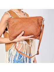 Amara Skórzana kopertówka "Violet" w kolorze jasnobrązowym - 35 x 25 x 2 cm rozmiar: onesize. Brązowe torebki wieczorowe Amara, bez wzorów, z materiału, bez kołnierzyka, bez ramiączek. Za 335.02 zł.