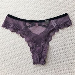 Stringi koronkowe z ozdobnymi paskami na specjalne okazje Aliana. Fioletowe stringi damskie Intica, xl, bez wzorów, z koronki. Za 69.00 zł.