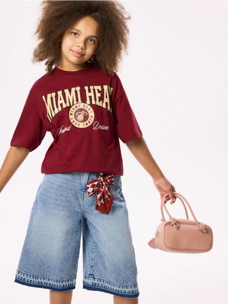 T-shirt Miami Heat NBA - bordowy. Czerwone koszulki dziewczęce Reserved, bez wzorów, z bawełny, bez ramiączek. Za 55.99 zł.