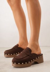 Brązowe Klapki Drewniaki w Stylu Mokasynów z Nitami Hanaria. Brązowe klapki damskie Born2be, z aplikacjami, z jeansu, bez obcasa, na obcasie. Za 99.99 zł.