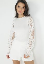Biała Bluzka z Długimi Ażurowymi Rękawami Chaleta. Białe bluzki damskie Born2be, w ażurowe wzory, eleganckie, bez kołnierzyka, bez ramiączek. Za 99.99 zł.