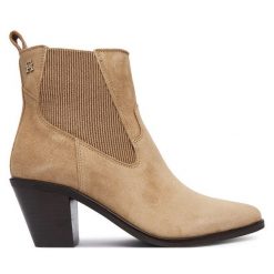 Botki Tommy Hilfiger. Brązowe botki damskie Tommy Hilfiger, bez obcasa, na słupku, bez zapięcia. Za 699.99 zł.