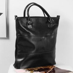 Skórzana torebka DAN-A T393 czarna. Czarne torebki klasyczne damskie DAN-A, bez wzorów, ze skóry, bez dodatków. Za 269.99 zł.