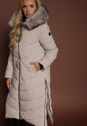 Beżowa Pikowana Kurtka o Długim Kroju z Kapturem z Futrem Galianesa. Brązowe kurtki damskie Renee, l, z aplikacjami, z dzianiny, z kapturem. Za 319.99 zł.