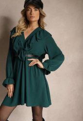 Ciemnozielona Kopertowa Sukienka z Żabotem Ozdobiona Falbankami Melosia. Zielone sukienki damskie Renee, na co dzień, bez wzorów, eleganckie, bez kołnierzyka, bez ramiączek, mini, kopertowe. W wyprzedaży za 52.49 zł.