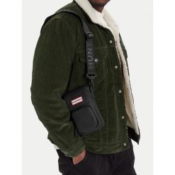 Torebka Hunter. Czarne listonoszki damskie Hunter, bez wzorów, bez dodatków. Za 99.99 zł.