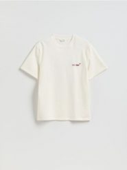 T-shirt comfort z nadrukiem na plecach - złamana biel. T-shirty męskie Reserved, l, bez wzorów, z bawełny, bez kołnierzyka. Za 79.99 zł.