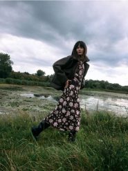 Żakardowy sweter w kwiaty - wielobarwny. Swetry klasyczne damskie Reserved, l, z dzianiny, bez kołnierzyka. Za 159.99 zł.