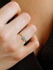 DIA DIAMONDS Pozłacany pierścionek z diamentami i szmaragdem rozmiar: 50. Zielone pierścionki damskie DIA DIAMONDS, z diamentem, pozłacane. Za 246.53 zł.