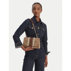 Torebka Guess. Brązowe torebki klasyczne damskie Guess, z aplikacjami, bez dodatków. Za 569.99 zł.